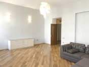 İcarəyə verilir 5 otaqlı 250 m2 köhnə tikili Sahil m.