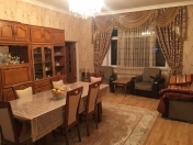 Satılır 5 otaqlı 200 m2 həyət evi Babək Plaza