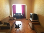 İcarəyə verilir 2 otaqlı 45 m2 köhnə tikili 28 May m.