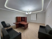 İcarəyə verilir 6 otaqlı 235 m2 ofis Gənclik m.