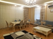 İcarəyə verilir 4 otaqlı 160 m2 yeni tikili Nizami m.