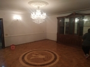 İcarəyə verilir 4 otaqlı 105 m2 köhnə tikili Elit ticarət mərkəzi