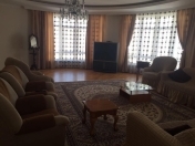 İcarəyə verilir 4 otaqlı 236 m2 yeni tikili Heydər Əliyev sarayı
