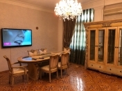 Satılır 4 otaqlı 137 m2 köhnə tikili Nizami m.