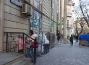 Satılır 4 otaqlı 90 m2 köhnə tikili Axundov bağı