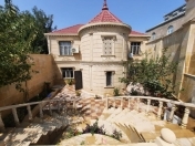 Satılır 8 otaqlı 240 m2 həyət evi Qaraçuxur