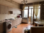 İcarəyə verilir 3 otaqlı 140 m2 köhnə tikili Nizami m.