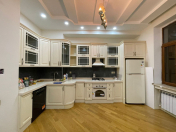İcarəyə verilir 4 otaqlı 202 m2 yeni tikili Nizami m.