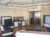 İcarəyə verilir 4 otaqlı 145 m2 yeni tikili Nizami m.