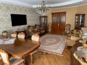 İcarəyə verilir 4 otaqlı 180 m2 yeni tikili Nizami m.