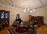 Satılır 4 otaqlı 150 m2 köhnə tikili Sahil m.