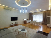 Satılır 5 otaqlı 390 m2 villa Bakı Dövlət Universiteti