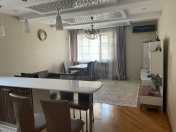 Satılır 3 otaqlı 79 m2 köhnə tikili Elmlər Akademiyası m.
