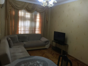 Satılır 2 otaqlı 60 m2 köhnə tikili Xalqlar Dostluğu m.