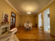 Satılır 4 otaqlı 200 m2 köhnə tikili 28 May m.