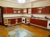 İcarəyə verilir 5 otaqlı 250 m2 yeni tikili Gənclik m.