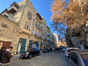 Satılır 4 otaqlı 106 m2 köhnə tikili Sahil m.