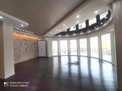 İcarəyə verilir 6 otaqlı 2000 m2 obyekt Gənclik m.