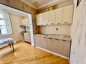 Satılır 3 otaqlı 130 m2 köhnə tikili İnşaatçılar m.