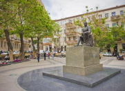 Satılır 2 otaqlı 70 m2 köhnə tikili Axundov bağı