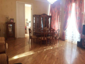 Satılır 4 otaqlı 140 m2 köhnə tikili 28 May m.