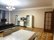 İcarəyə verilir 4 otaqlı 195 m2 yeni tikili Nizami m.