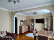 Satılır 5 otaqlı 110 m2 köhnə tikili Xalqlar Dostluğu m.