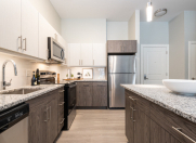 İcarəyə verilir 3 otaqlı 100 m2 yeni tikili Qara Qarayev m.