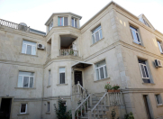 Satılır 14 otaqlı 650 m2 villa Badamdar