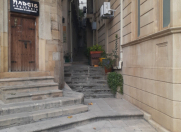 İcarəyə verilir 2 otaqlı 65 m2 köhnə tikili İçəri Şəhər m.