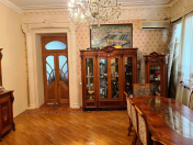 Satılır 4 otaqlı 156 m2 köhnə tikili Sahil m.