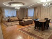 İcarəyə verilir 4 otaqlı 150 m2 köhnə tikili Gənclik m.