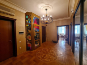 Satılır 4 otaqlı 220 m2 yeni tikili 28 May m.