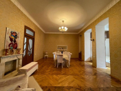 Satılır 5 otaqlı 200 m2 köhnə tikili Bakı Musiqi Akademiyası