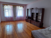 İcarəyə verilir 5 otaqlı 200 m2 yeni tikili Şəki