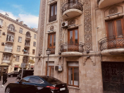 Satılır 5 otaqlı 210 m2 köhnə tikili İçəri Şəhər m.