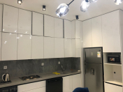 İcarəyə verilir 4 otaqlı 180 m2 yeni tikili Ağ şəhər