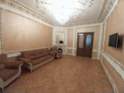 İcarəyə verilir 3 otaqlı 100 m2 köhnə tikili 28 May m.