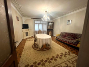 Satılır 3 otaqlı 100 m2 köhnə tikili Gənclik m.