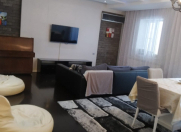 İcarəyə verilir 3 otaqlı 135 m2 yeni tikili Elmlər Akademiyası m.