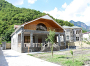 İcarəyə verilir 4 otaqlı 120 m2 həyət evi Qax