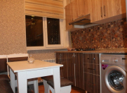 İcarəyə verilir 3 otaqlı 90 m2 köhnə tikili 28 May m.