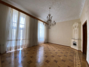 Satılır 5 otaqlı 240 m2 köhnə tikili Sahil m.