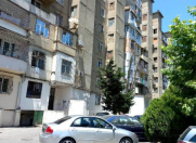 Satılır 3 otaqlı 77 m2 köhnə tikili Elmlər Akademiyası m.