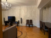 İcarəyə verilir 4 otaqlı 135 m2 yeni tikili Nizami m.