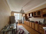 İcarəyə verilir 4 otaqlı 180 m2 yeni tikili Nizami m.