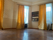 Satılır 3 otaqlı 160 m2 köhnə tikili Axundov bağı