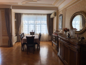 Satılır 4 otaqlı 220 m2 yeni tikili 28 May m.