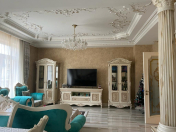 İcarəyə verilir 3 otaqlı 130 m2 köhnə tikili Xətai r.