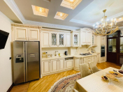 Satılır 4 otaqlı 240 m2 yeni tikili Gənclik m.